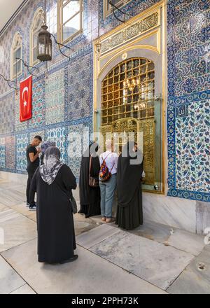 Menschen beten vor dem Grab von Abu Ayyub al-Ansari in der Eyup Sultan Moschee, Istanbul, Türkei Stockfoto