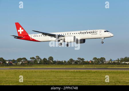 Flughafen Amsterdam Schiphol - Embraer E195-E2 von Helvetic Airways landet Stockfoto