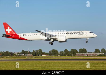 Flughafen Amsterdam Schiphol - Embraer E195-E2 von Helvetic Airways landet Stockfoto