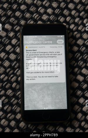 Der erste Notfalltest, der von allen Mobiltelefonen in Großbritannien empfangen wurde, wird im april 2023 auf einem iphone-Display gezeigt Stockfoto