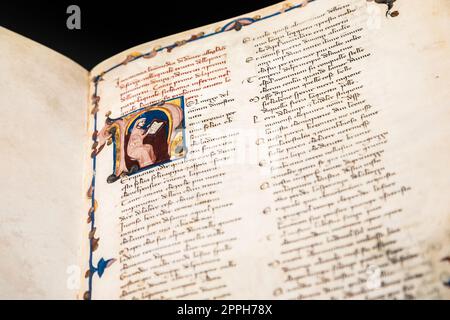 Antikes Manuskriptblatt aus Dante Divine Comedy. Stockfoto