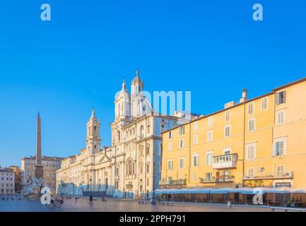 Sonnenaufgang über den Gebäuden der Piazza Navona (Navona-Platz) in Rom, Italien Stockfoto