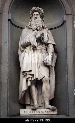 Leonardo da Vinci - Statue des Genies, befindet sich vor den Uffizien in Florenz, Italien, in öffentlichen Bereichen Stockfoto