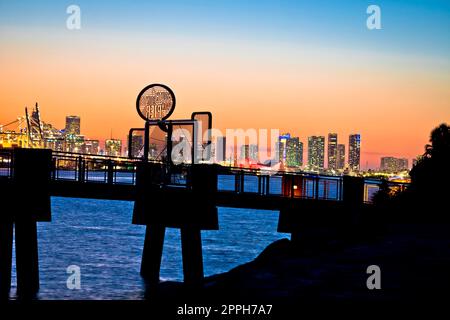 Sonnenuntergang über der Skyline von Miami am South Pointe Park Pier Stockfoto
