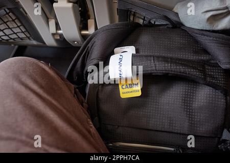 Handgepäckstück vor dem set auf Flügen der Economy-Klasse Stockfoto