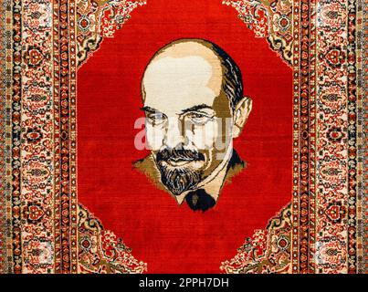 Lenin-Porträt auf dem Teppich im Grutas-Park. Druskininkai, Litauen, 12. September 2022 Stockfoto