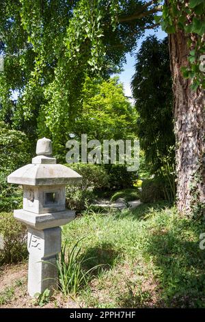Steinlampe in einem japanischen Garten Stockfoto