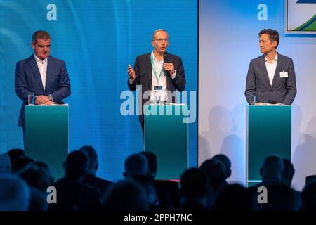 InnoTrans 2022 Eröffnungszeremonie, Podiumsdiskussion „die Zukunft der Mobilität in Zeiten des Klimawandels“ Peter Spuhler, CEO Stadler Rail AG, Henri Poupart-Lafarge, Präsident Alstom Transport S.A., Michael Peter, CEO Siemens Mobility GmbH Stockfoto