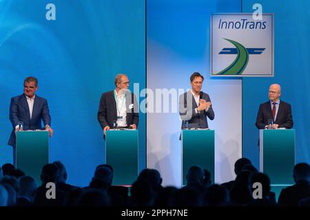 InnoTrans 2022 Eröffnungszeremonie, Podiumsdiskussion „die Zukunft der Mobilität in Zeiten des Klimawandels“ Peter Spuhler, CEO Stadler Rail AG, Henri Poupart-Lafarge, Präsident Alstom, Transport S.A., Michael Peter, CEO Siemens Mobility GmbH, Michael Theurer, P. Stockfoto
