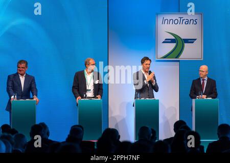 InnoTrans 2022 Eröffnungszeremonie, Podiumsdiskussion „die Zukunft der Mobilität in Zeiten des Klimawandels“ Peter Spuhler, CEO Stadler Rail AG, Henri Poupart-Lafarge, Präsident Alstom, Transport S.A., Michael Peter, CEO Siemens Mobility GmbH, Michael Theurer, P. Stockfoto