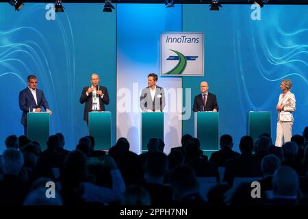 Podiumsdiskussion zur Eröffnungszeremonie InnoTrans 2022, „die Zukunft der Mobilität in Zeiten des Klimawandels“ Peter Spuhler, CEO Stadler Rail AG, Henri Poupart-Lafarge, Präsident Alstom Transport S.A. , Michael Peter, CEO Siemens Mobility GmbH, Michael Theurer, P. Stockfoto
