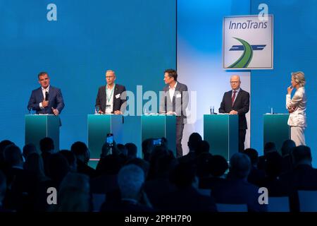 Podiumsdiskussion zur Eröffnungszeremonie InnoTrans 2022, „die Zukunft der Mobilität in Zeiten des Klimawandels“ Peter Spuhler, CEO Stadler Rail AG, Henri Poupart-Lafarge, Präsident Alstom Transport S.A. , Michael Peter, CEO Siemens Mobility GmbH, Michael Theurer, P. Stockfoto