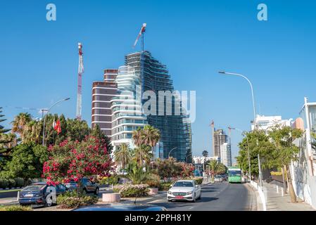 Limassol, Zypern - 06. Juli 2021: Baustelle des Wohnkomplexes Limassol Del Mar Stockfoto