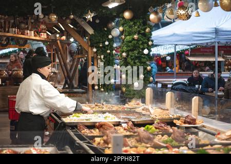 Budapest, Ungarn - 28. Dezember 2018: Imbissstand mit traditionellem ungarischen Essen auf der Weihnachtsmesse am Vorosmarty-Platz Stockfoto