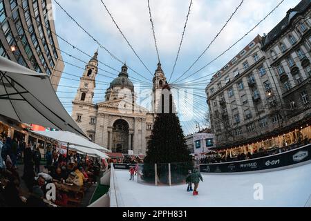 Budapest, Ungarn - 28. Dezember 2018: Weihnachtsmarkt auf dem Petersplatz Stockfoto