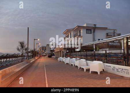 Strandpromenade von Can Picafort am Morgen Stockfoto