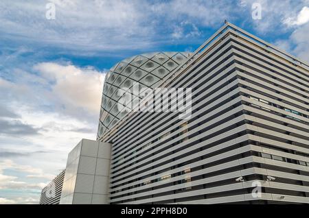 MOSTOLES, SPANIEN - 22. SEPTEMBER 2021: Das Universitätsklinikum „Rey Juan Carlos“ befindet sich in der Stadt Mostoles, Spanien, ein modernes Gebäude, entworfen vom Rafael de La-Hoz Studio, eröffnet im Jahr 2012 Stockfoto