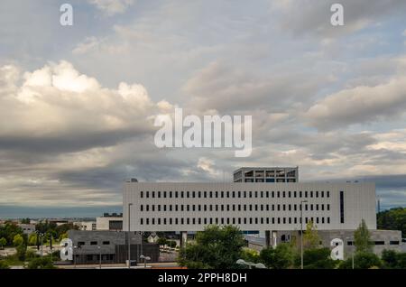 MOSTOLES, SPANIEN - 22. SEPTEMBER 2021: Blick auf den Campus der Rey Juan Carlos Universität in Mostoles, einer spanischen öffentlichen Universität mit Sitz in der Gemeinde Madrid, Spanien, gegründet 1996 Stockfoto