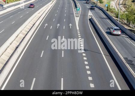MADRID, SPANIEN - 26. SEPTEMBER 2021: Blick von oben auf eine Autobahn, die durch Madrid, Spanien, führt Stockfoto