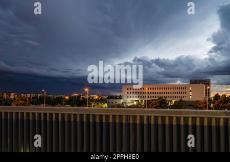 MOSTOLES, SPANIEN - 22. SEPTEMBER 2021: Nachtaufnahme des Campus der Rey Juan Carlos Universität in Mostoles, einer öffentlichen spanischen Universität mit Sitz in der Gemeinde Madrid, Spanien, gegründet 1996 Stockfoto