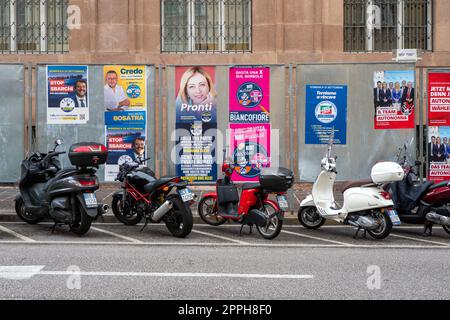 Mauern mit Parteiplakaten für die Parlamentswahlen in Italien 2022 Stockfoto