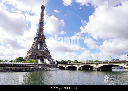 Der Eiffelturm und die Brücke Pont d'Iena an der seine in Paris, Frankreich Stockfoto