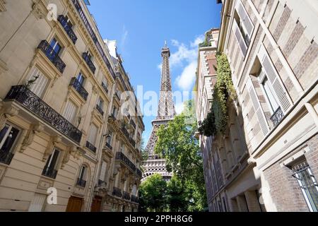 Blick auf den Eiffelturm zwischen Palästen in Rue de l'UniversitÃ, 7. Arrondissement, Paris, Frankreich Stockfoto