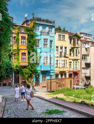 Traditionelle farbenfrohe alte Häuser im Balat-Viertel, mit Touristen, die im Sommer in Istanbul, der Türkei, Erinnerungsfotos machen Stockfoto