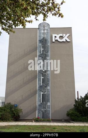 SCHWEDT, DEUTSCHLAND - 24. SEPTEMBER 2022: Das Logo der Ölverarbeitungsanlage PCK Raffinerie GmbH. Die PCK-Raffinerie beliefert 95 Prozent der Gebiete Berlin und Brandenburg mit Brennstoff. Stockfoto