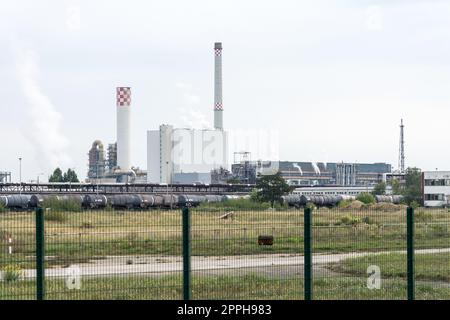 SCHWEDT, DEUTSCHLAND - 24. SEPTEMBER 2022: Die Ölverarbeitungsanlage der PCK Raffinerie GmbH. Die PCK-Raffinerie beliefert 95 Prozent der Gebiete Berlin und Brandenburg mit Brennstoff. Stockfoto