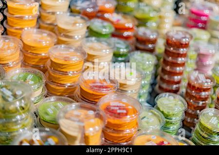 Vorverpackte Lebensmittel, die in einem Supermarkt zum Verkauf angeboten werden Stockfoto