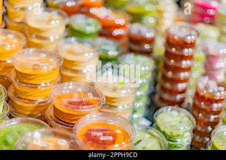 Vorverpackte Lebensmittel, die in einem Supermarkt zum Verkauf angeboten werden Stockfoto