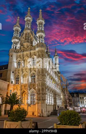 Das Rathaus von Leuven, Belgien, nach Sonnenuntergang Stockfoto