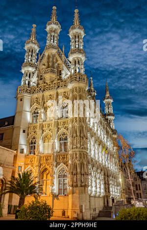 Das Rathaus von Leuven, Belgien, nach Sonnenuntergang Stockfoto