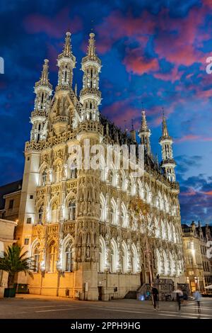 Das Rathaus von Leuven, Belgien, nach Sonnenuntergang Stockfoto