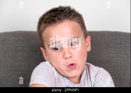 Porträt eines lustigen männlichen Kindes, das Gesichter macht. Stockfoto