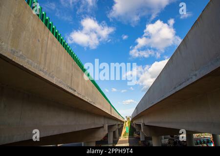 Blick von oben auf die Bhanga-Kreuzung der Autobahnbrücke in Dhaka, Bangladesch Stockfoto