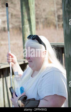 Rechtlich gesehen blinde Frau im Freien Stockfoto