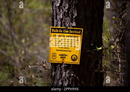 Wegweiser zur Markierung einer Grenze für den Fahrzeugverkehr am Corney Lake Recreation Area Stockfoto