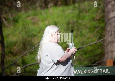 Albino-Frau genießt die Natur Stockfoto