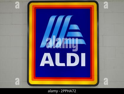 Das Aldi-Logo am Eingang eines Supermarkts Stockfoto