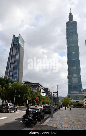 Taipei Nan Shan Plaza und Taipei 101 Wolkenkratzer vor einem wolkigen Himmel Stockfoto