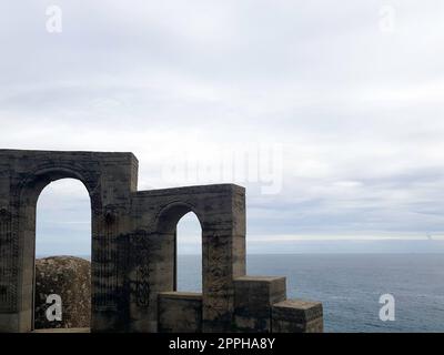 Minack Theatre mit keltischem Meer im Hintergrund - Porthcurno, Penzance, Cornwall, Großbritannien Stockfoto