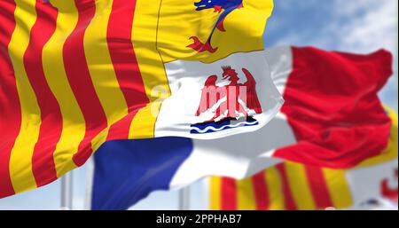 Die Flaggen der Provence-Alpes-CÃ d'Azur fliegen im Wind mit der französischen Nationalflagge Stockfoto