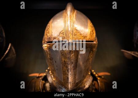 Antike Rüstung auf schwarzem Hintergrund. Konzept für Sicherheit, Sicherheit und Fantasie. Stockfoto
