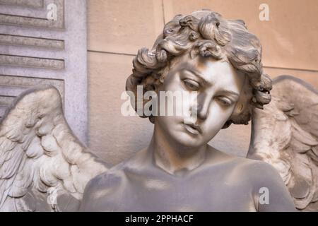 Statue des Engels auf einem alten Grab in Genua Friedhof - Italien Stockfoto