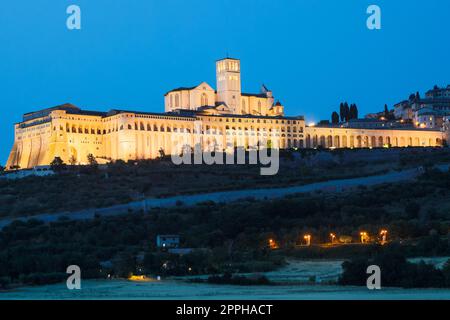 Assisi Basilika bei Nacht, Umbrien, Italien. Die Stadt ist berühmt für die wichtigste italienische Basilika, die dem St. Francis - San Francesco. Stockfoto