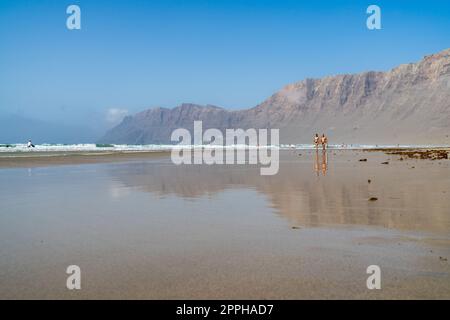 Famara Beach (Playa de Famara), beliebter Surfstrand auf Lanzarote. Kanarische Inseln. Spanien. Stockfoto