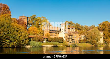 Turin, Italien - Panorama im Freien mit dem malerischen Schloss Turin Valentino bei Sonnenaufgang im Herbst Stockfoto