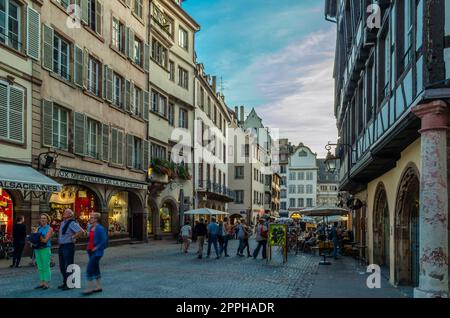 STRASSBURG, FRANKREICH - 29. AUGUST 2013: Stadtbild, Blick auf die Straßen in der Altstadt von Straßburg, Elsass, Frankreich Stockfoto